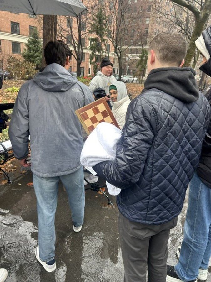 还真去了文班早晨前往华盛顿广场公园 与人冒雨对弈